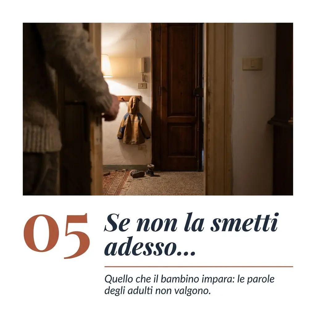 Cappotto di bimbo su gancio + mano genitore sulla cornice della porta.
